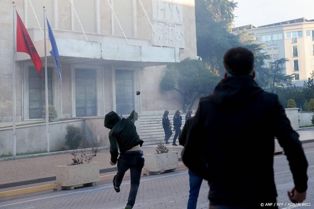 Ministeries vernield bij studentenprotesten in Albanese Tirana
