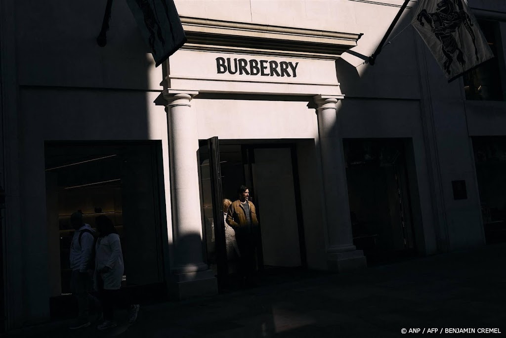 Modebedrijf Burberry ziet verkoop wereldwijd kelderen
