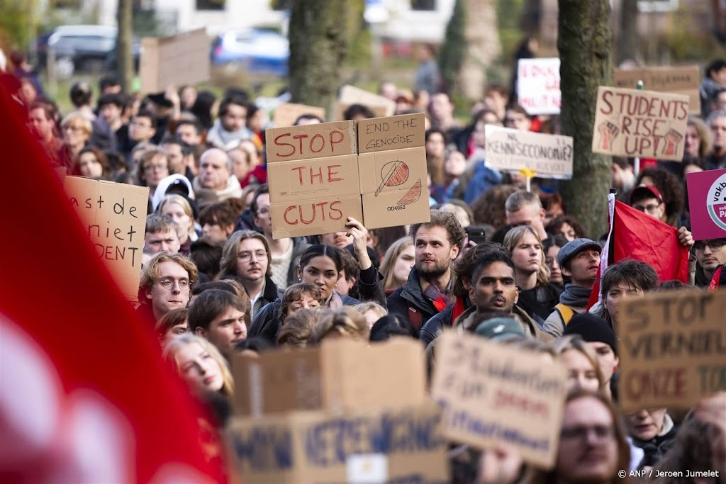 Enkele honderden mensen bij onderwijsprotest Utrecht