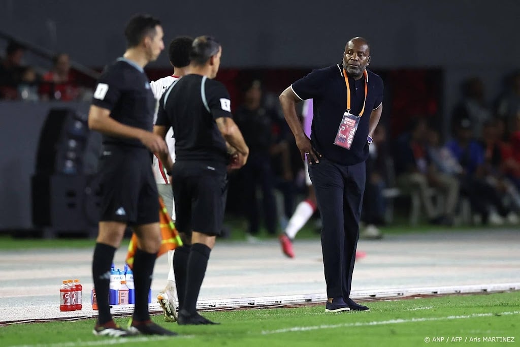 Bondscoach Menzo is emoties nauwelijks de baas na zege Suriname