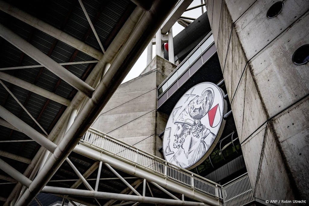 Ajax sluit na aandeelhoudersvergadering nipt lager op Damrak
