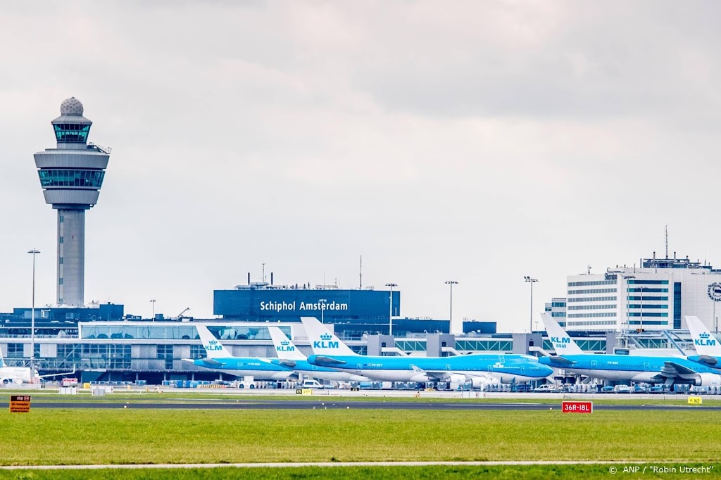 Honderden actievoerders Greenpeace op Schiphol