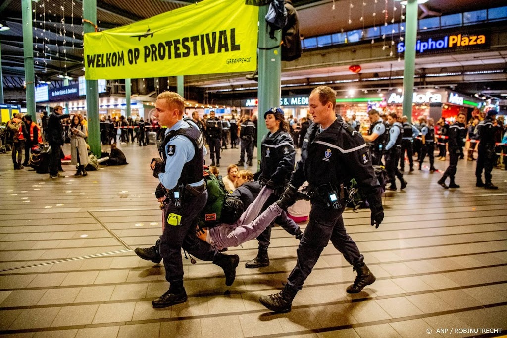 26 mensen opgepakt bij demonstratie Schiphol