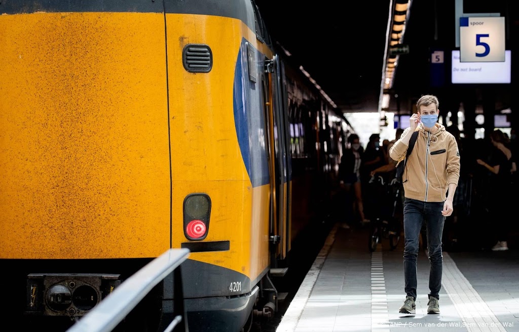 NS: aantal treinreizigers dit jaar meer dan gehalveerd
