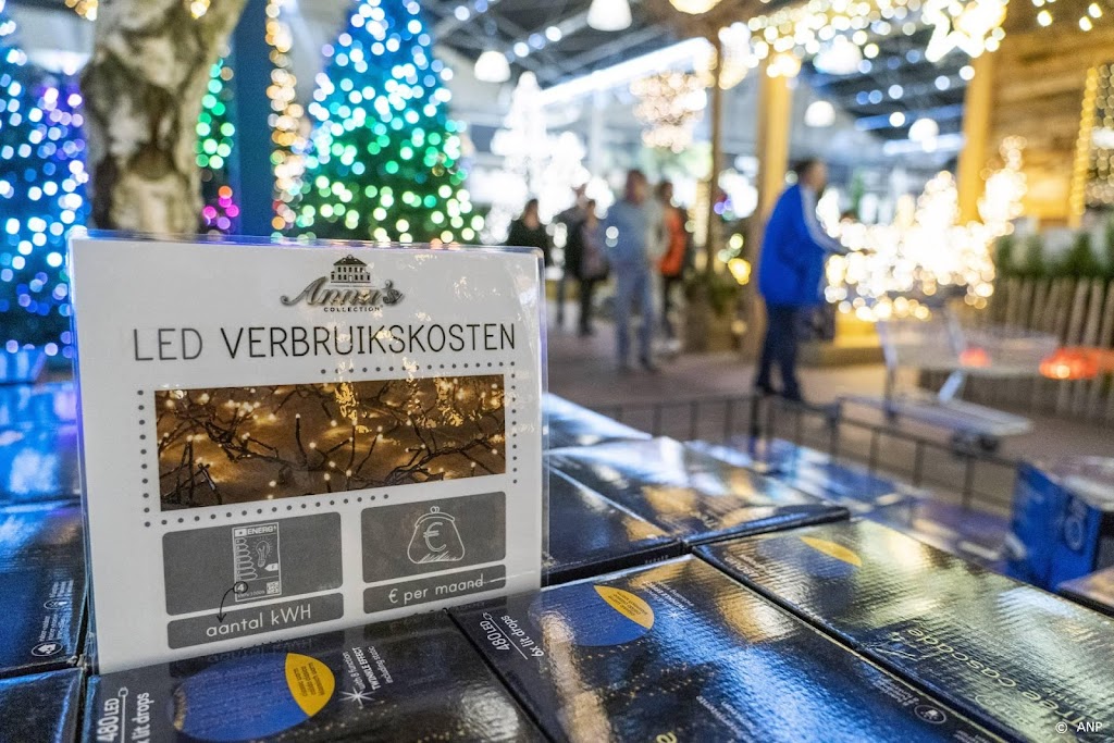 Dure energie leidt tot donkere kerst of kerstboom vol ledlampjes