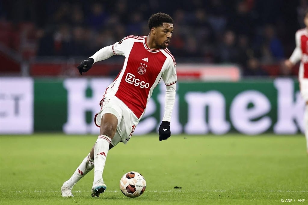 Spits Akpom houdt Ajax met twee doelpunten in Europa   
