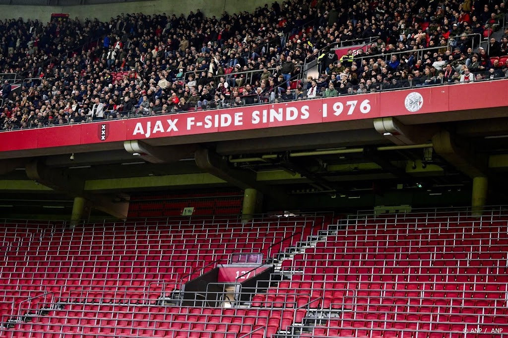 Politie houdt 140 Ajax-fans aan voor vernielingen in metrostel 