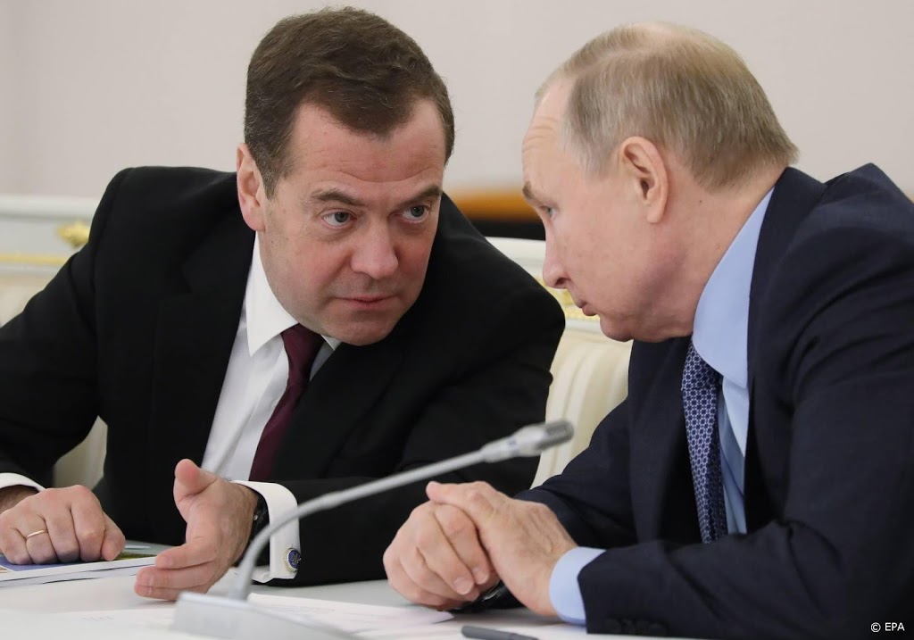 Russische premier Medvedev kondigt vertrek regering aan