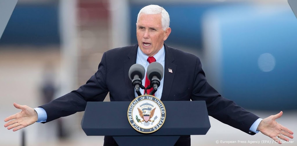 Vicepresident Pence spreekt met opvolger Harris