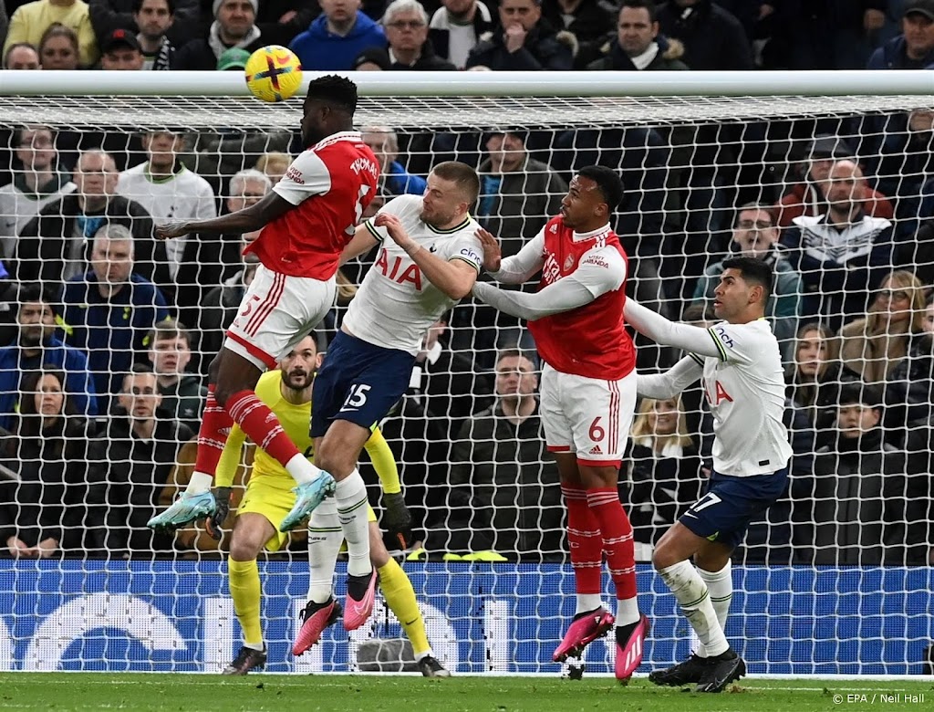 Arsenal verstevigt koppositie met zege in derby na blunder Lloris