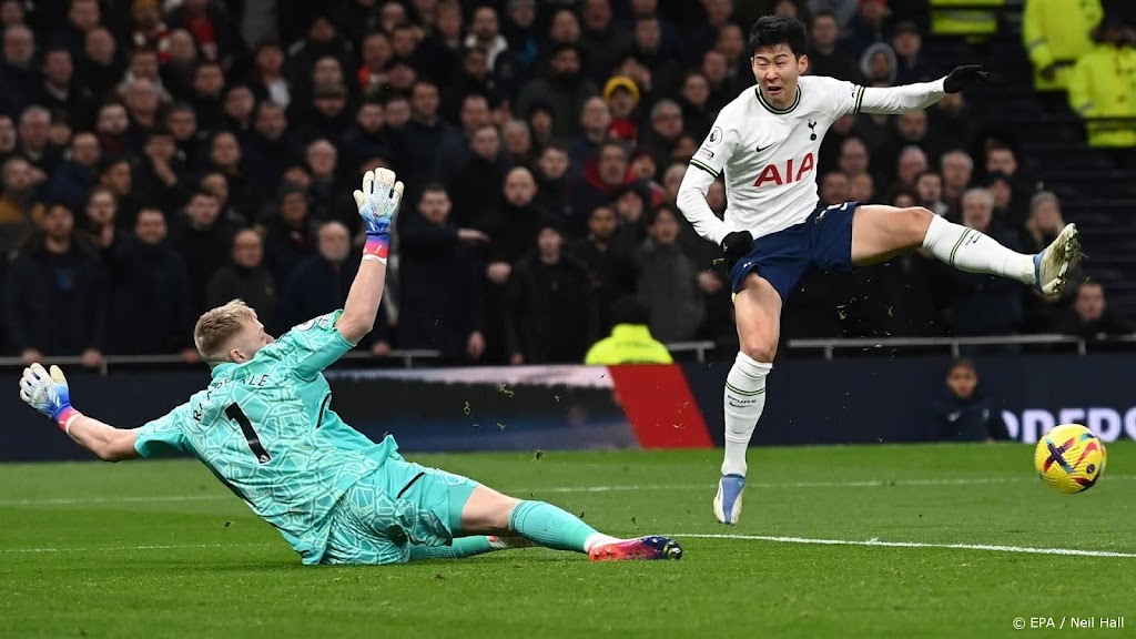 Tottenham wil stadionverbod voor fan die Arsenal-keeper aanviel