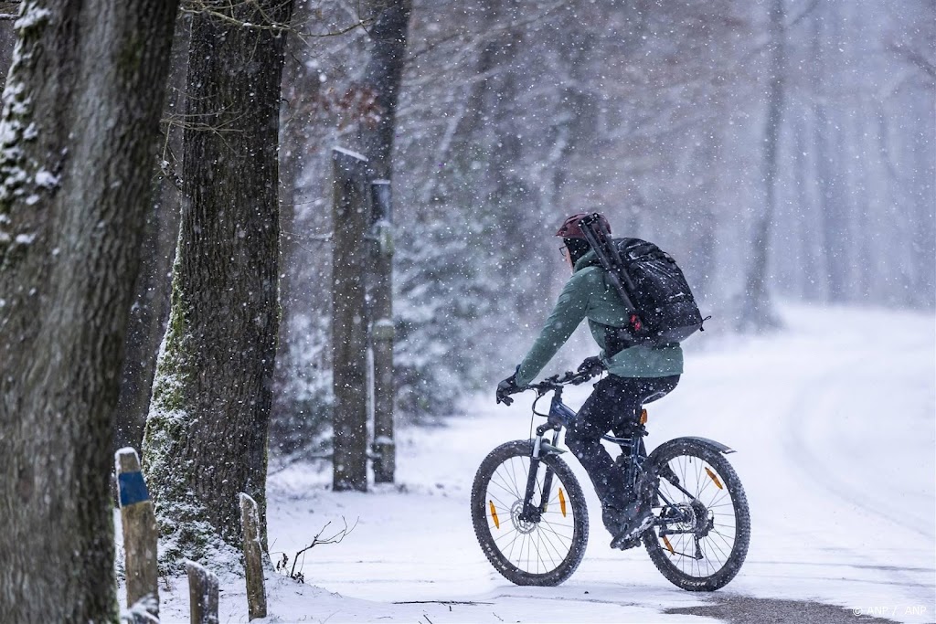 Mogelijk wit landschap in zuiden door sneeuwbuien