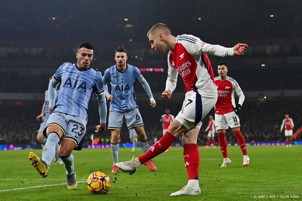 Arsenal klopt Tottenham en verkleint achterstand op Liverpool