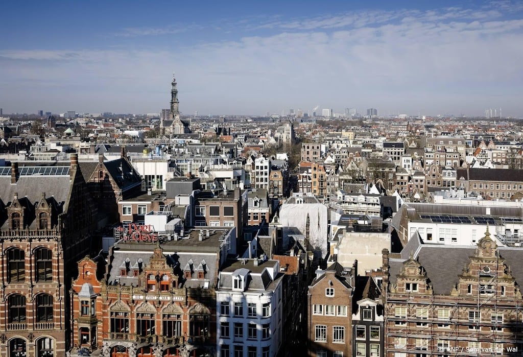 Huizenprijs door grens van half miljoen, meer woningen verkocht