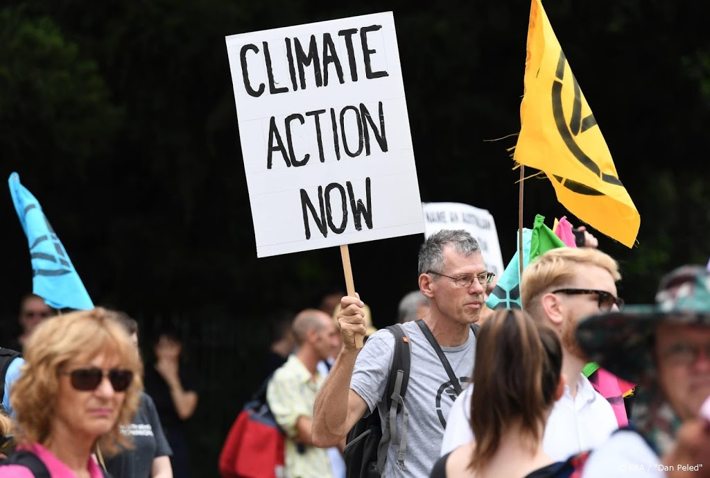 Klimaatactivisten blokkeren wegen naar London Fashion Week