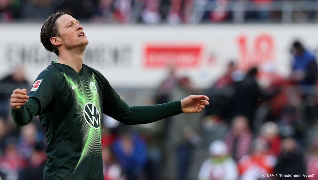 Aanvaller Weghorst helpt Wolfsburg met drie treffers aan zege