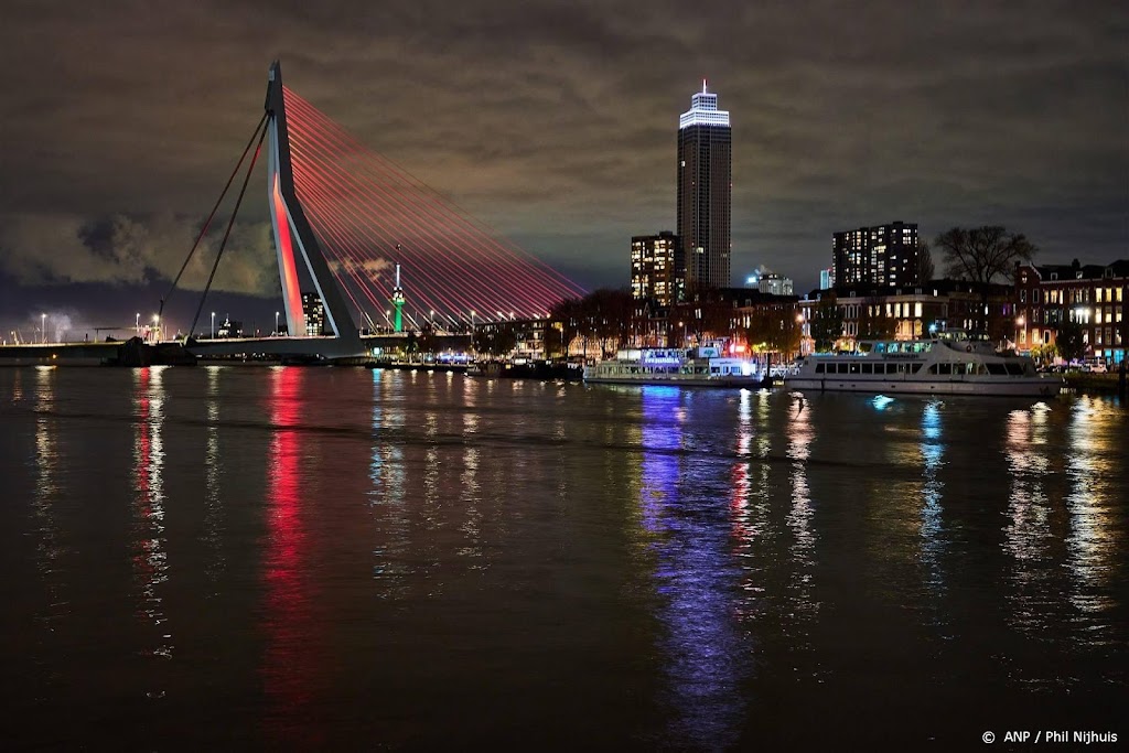 Erasmusbrug en Erasmus MC in het rood voor aardbevingsslachtoffers