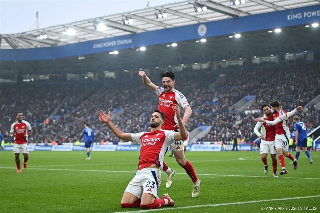 Arsenal op 4 punten van Liverpool na late zege op Leicester City