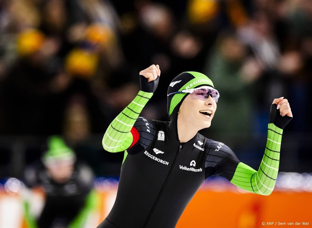 Schaatsster Kok wint op NK eerste 500 meter met baanrecord 