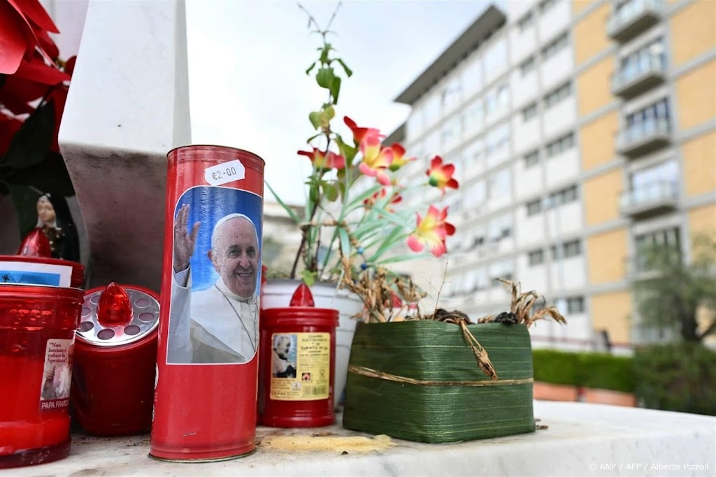 Paus Franciscus heeft rust nodig maar lijkt herstellende
