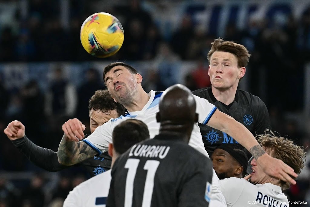 Koploper Napoli verspeelt zege bij Lazio 