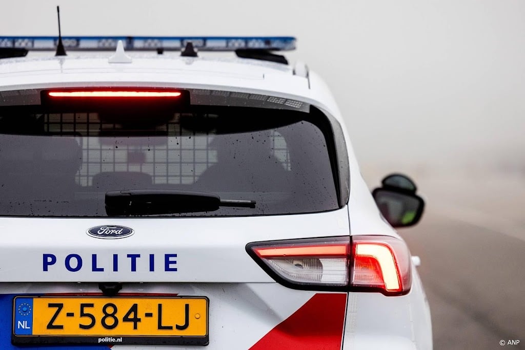 Bestuurder naar ziekenhuis na botsing met politieauto in Limburg