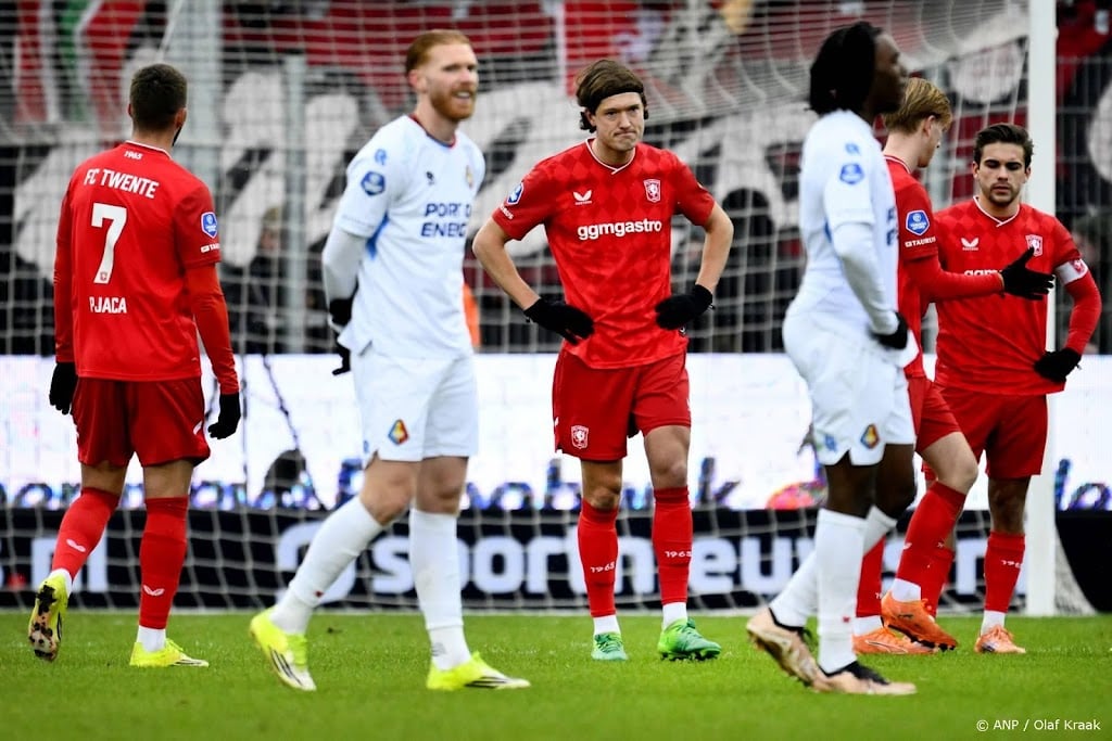 Twente na zege op Heerenveen stevig aan kop, HERA - AZ gestaakt