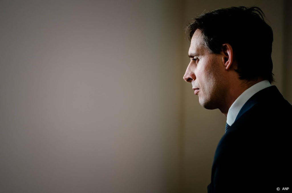 Hoekstra: alles doen om KLM en Schiphol overeind te houden