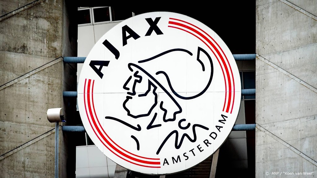 Ajax sluit jeugdopleiding tot eind maart