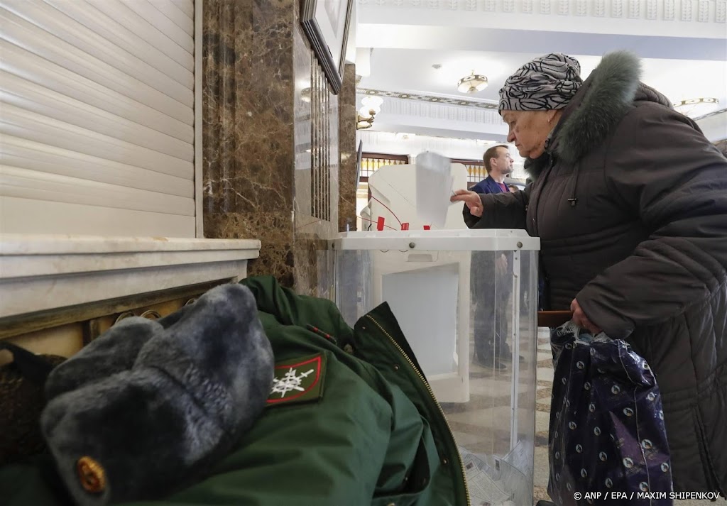 Vrouw giet vloeistof in stembus bij Russische verkiezingen