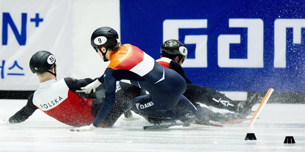 Van 't Wout op WK shorttrack naar herkansingen na val 500 meter