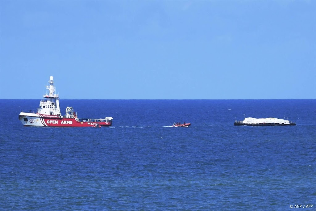 Hulpverleners beginnen met lossen van voedsel van boot bij Gaza