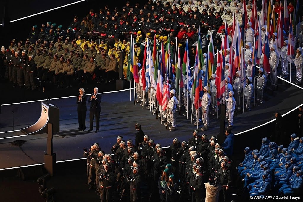 Bunschoten-Vos en Kampschreur dragen vlag bij sluitingsceremonie