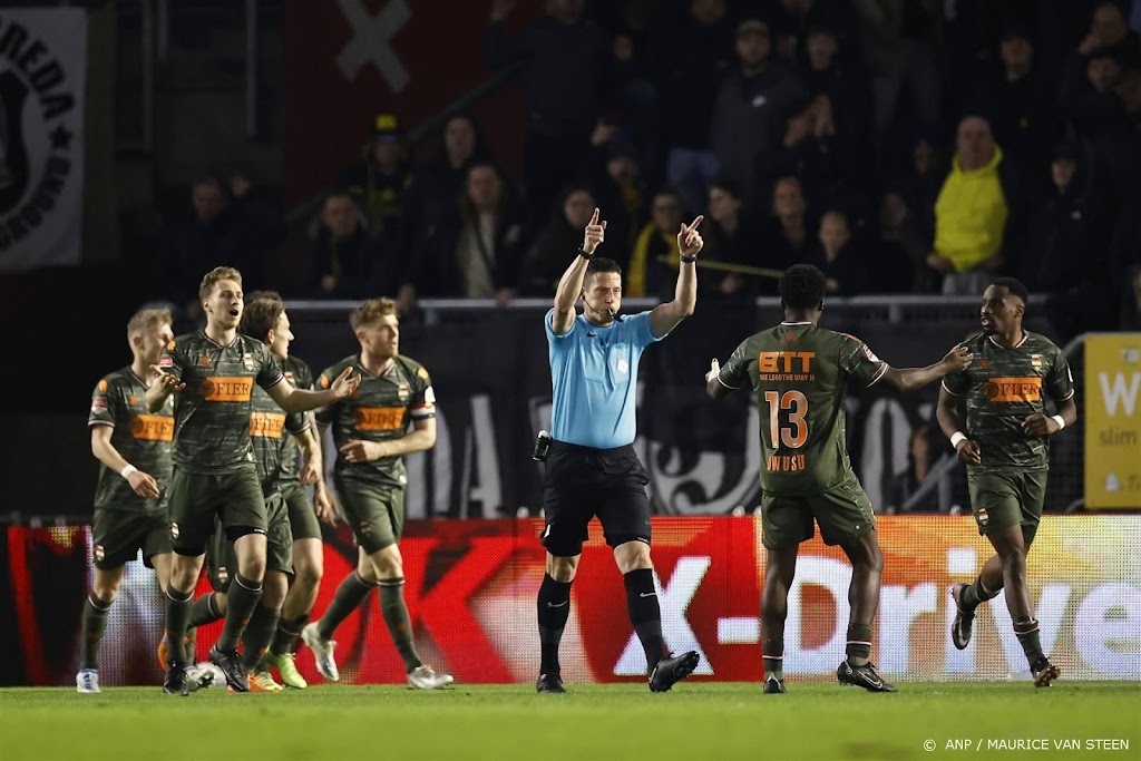 Spelers en trainer Willem II snappen dat duel met NAC gestaakt is