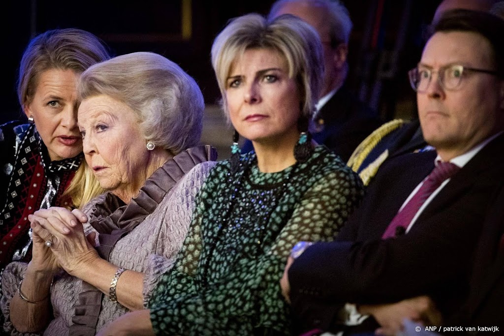 Mabel, Laurentien en Constantijn bij uitvaart Huub Oosterhuis