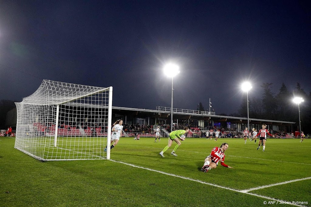 Voetbalsters PSV kloppen Feyenoord en treffen FC Twente in finale