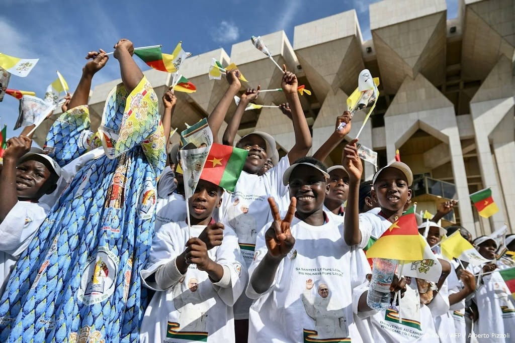 Paus feestelijk onthaald in Kameroen