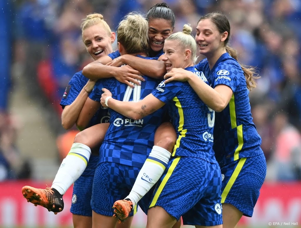 Voetbalster Nouwen wint na verlenging weer de FA Cup met Chelsea