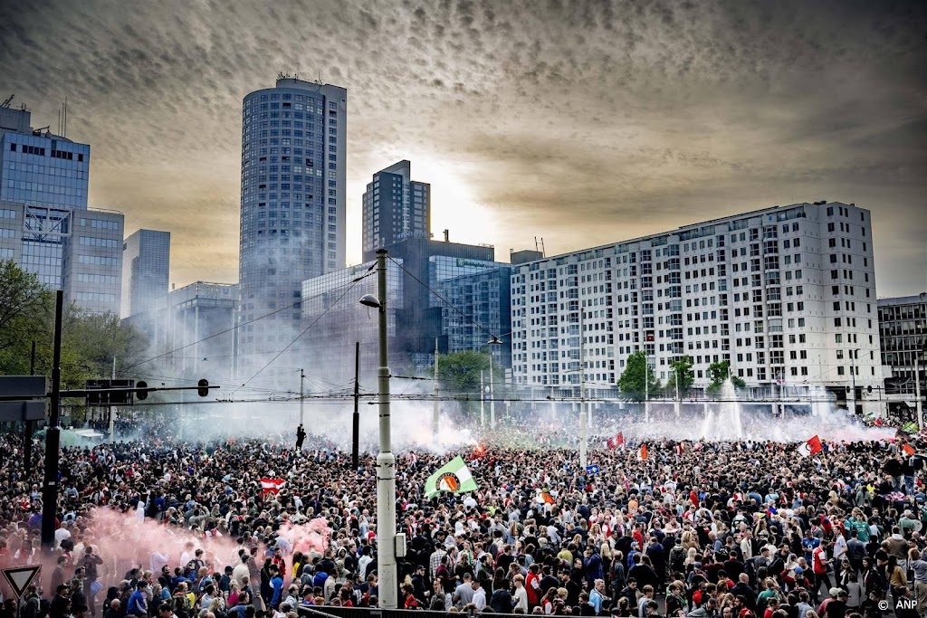 Eerste fans op Coolsingel voor huldiging Feyenoord