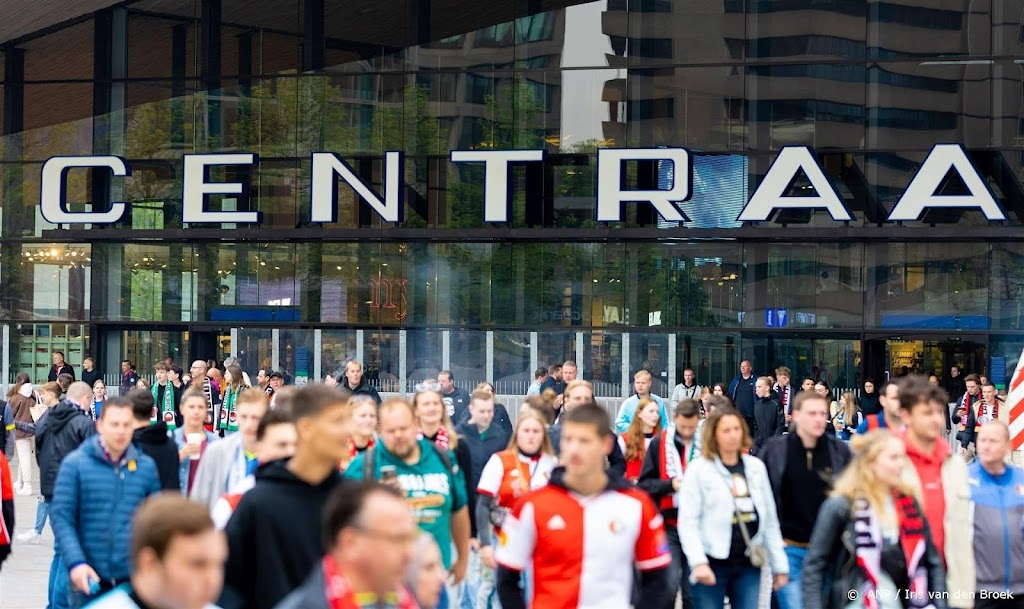 Eerste vakken Coolsingel voor huldiging Feyenoord vol