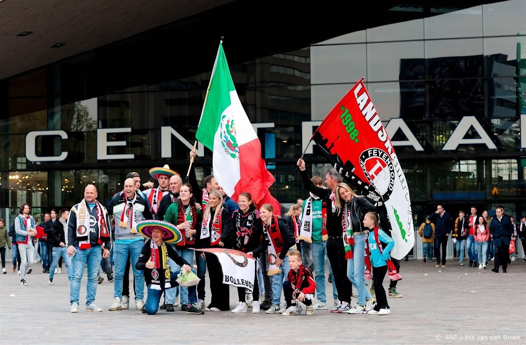 NS: gezellig druk met Feyenoord-fans in treinen naar Rotterdam