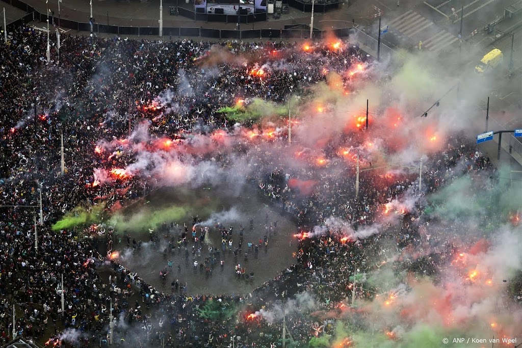 Tienduizenden supporters juichen Feyenoord toe op Coolsingel