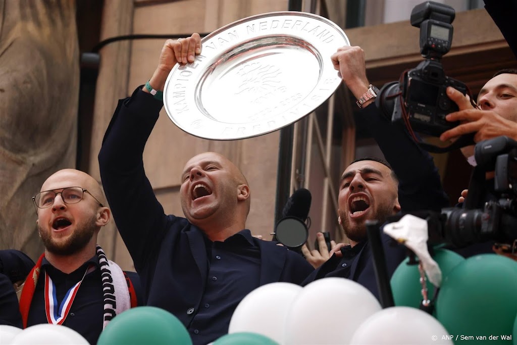 Feest op de Coolsingel, Feyenoord-trainer Slot prijst fans