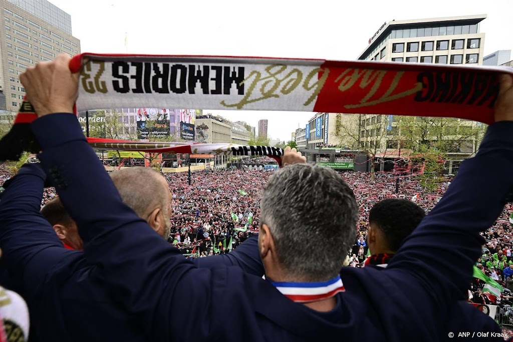 Coolsingel en Hofplein stromen leeg na huldiging Feyenoord