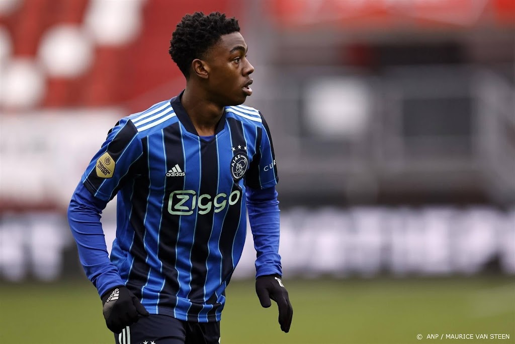 Ajax legt talent Van Axel Dongen tot medio 2027 vast