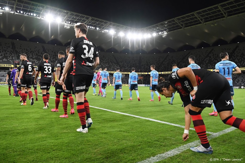 Voetballers Australië leveren salaris in om seizoen af te maken