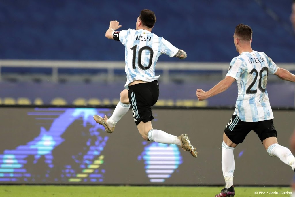 Messi brengt eerbetoon aan Maradona bij Copa America
