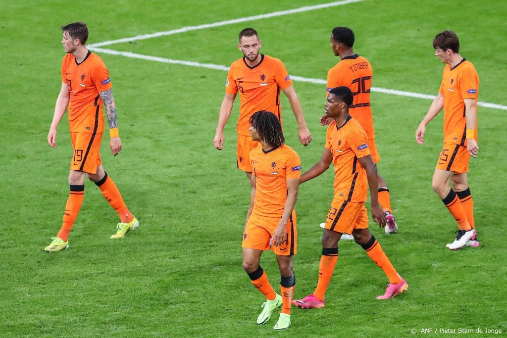 Oranje voetbalt ook onder gesloten dak voor 16.000 fans op EK