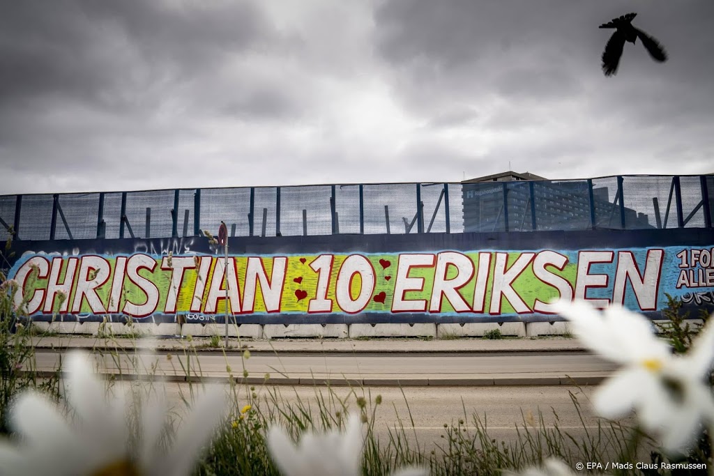 Deense voetbalfans gaan in 10e minuut klappen voor Eriksen