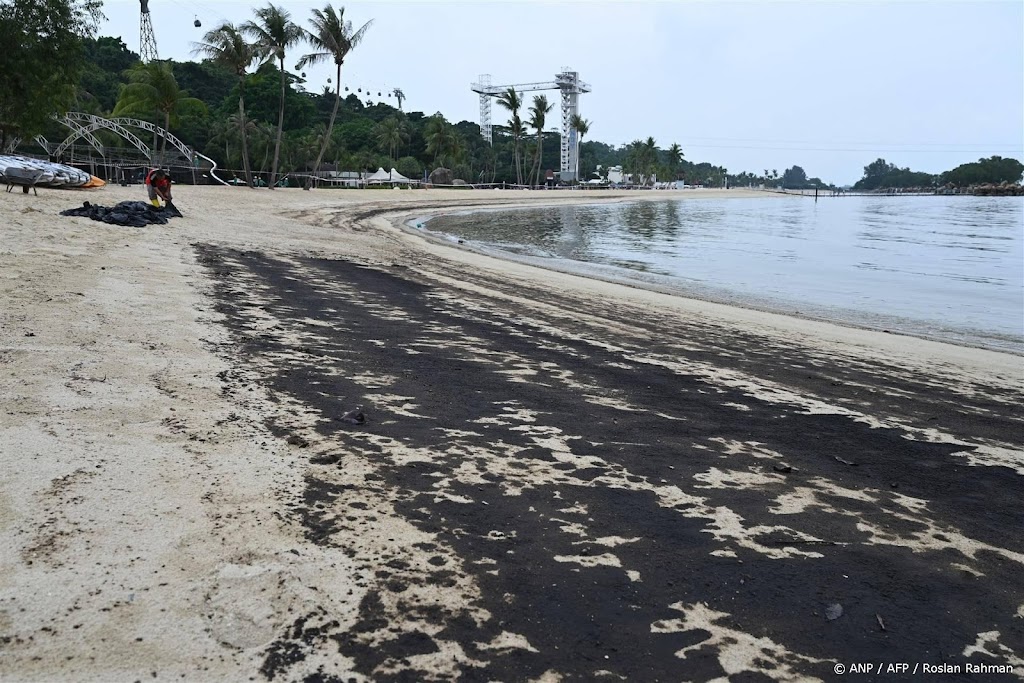 Olie op stranden Singapore na ongeluk met Nederlands schip